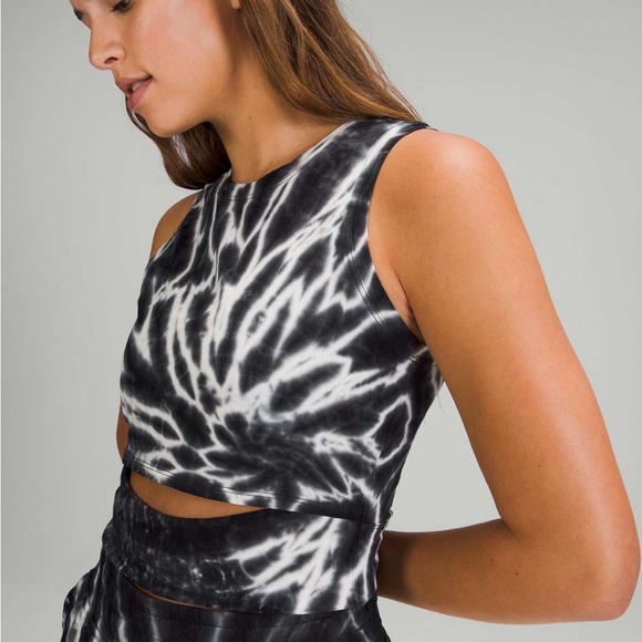 Lululemon Black Starburst Tie Dye LA Front Cut-Out Crop Tank Top - Picture 2 of 8